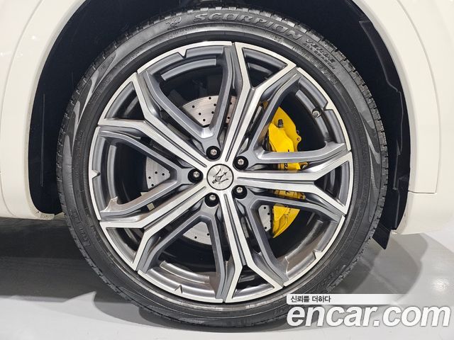 Maserati Levante из Кореи Encar